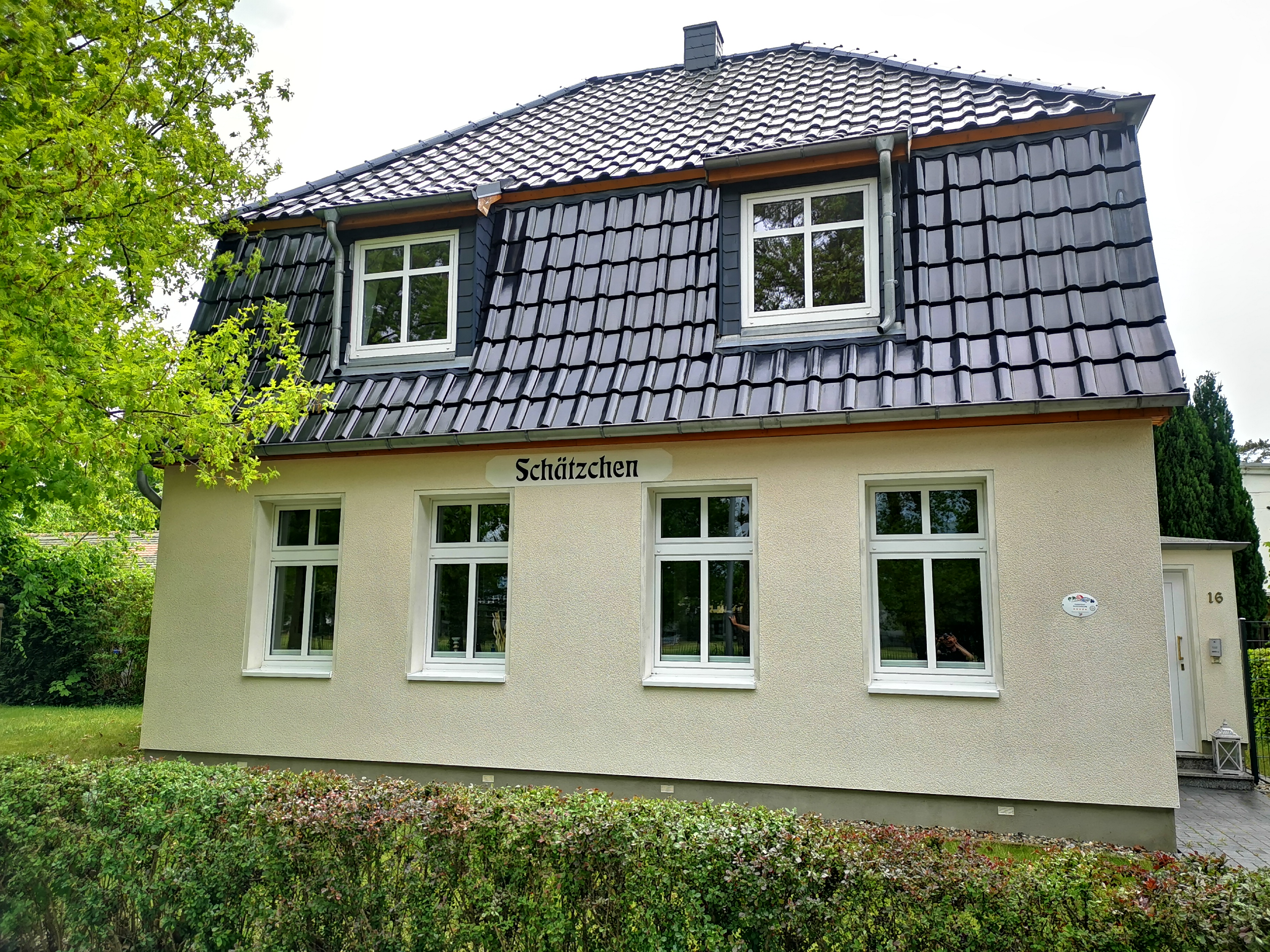 Nachher Bild des Einfamilienhauses mit sauberer Fassade