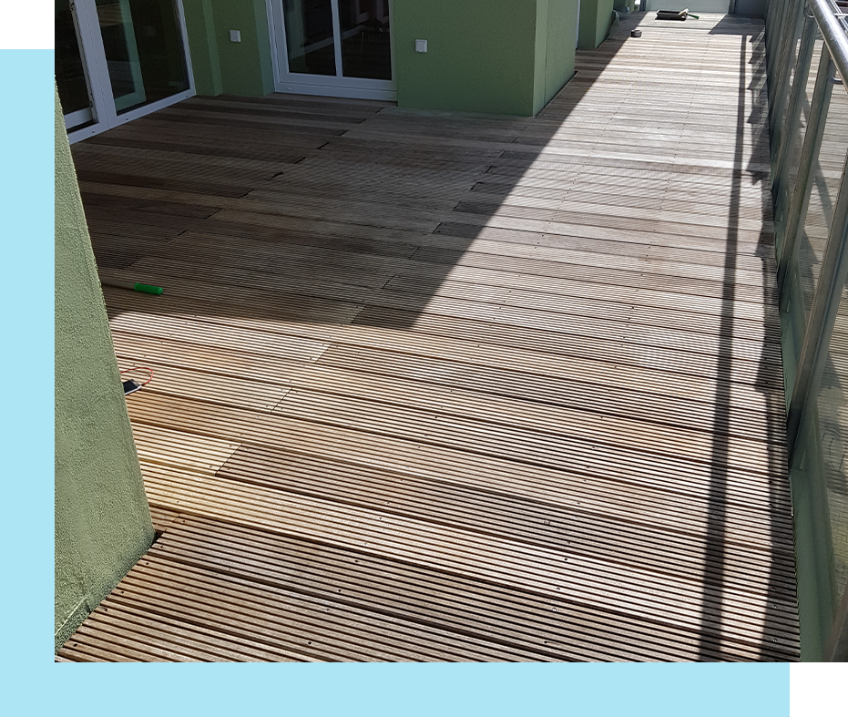 Lassen Sie Ihr zu Hause in einem neuen Glanz erstahlen Gereinigte Holzterasse auf einem Balkon