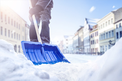 Schnee aus Einfahrt schippen